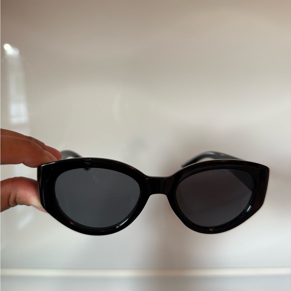 Black Oval Sunglasses Sleek Design
